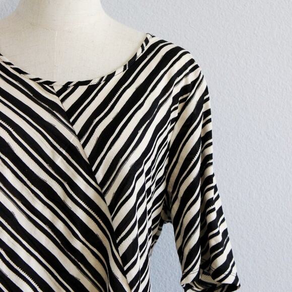 CJ Banks Short Sleeve Black and White Blouse Asymmetrical Design Size X - Picture 2 of 6